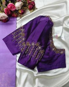 Shawl Embroidery, Books Embroidery, Hoops Embroidery, Embroidery Books, Blue Blouse Designs, Gift Embroidery, Embroidery Home