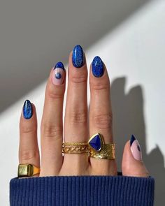 24 Best January Nails To Recreate - Inspired Beauty Sapphire Nails, Cat Eye Nails, Xmas Nails, Nail Inspo, Cat Eye, Sapphire, Nail Art