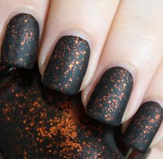 Shellac Nails Halloween, Black And Orange Sparkle Nails, Halloween Nails Shellac, October Pedicure Ideas, Halloween Nail Dip Designs, Black Halloween Nails 2022, October Toe Nails, Halloween Dipped Nails, Fortune Teller Nails