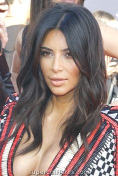 Kim Kardashian Hairstyles, Kardashian Hairstyles, Vaporwave Wallpaper, Tousled Hair, Kardashian Kollection, Long Dark Hair, Long Wavy Hair