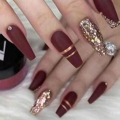 Nail Art Wedding Elegant Red, Burgundy Nail Designs Classy, Burgundy Nails With Gold, Burgundy Acrylic, Maroon Nail Designs, Nails Burgundy, Quince Nails, Bridal Nails Designs, Nails Styles