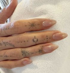 Tato Minimal, Finger Tats, Hand And Finger Tattoos, Nagellack Trends, Small Hand Tattoos, Dainty Tattoos, Minimalist Nails, Minimal Tattoo, Piercing Tattoo