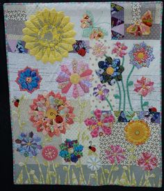 a close up of a quilt with flowers on it