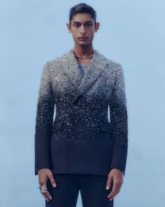 Discover ALEXANDER MCQUEEN Pre-Fall 2022 Menswear Collection Rain Embroidery, Seal Embroidery, Mode Queer, Menswear Lookbook, Men's Tuxedo, High Fashion Men, Alexander Mcqueen Fashion, Sarah Burton