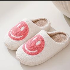 Women’s Slippers Pink Smiley Face Fits 7.5 / 8m Brand New Never Worn Happy Face Slippers, Fluffy Cushions, Indoor Outdoor Slippers, Cute Slippers, Outdoor Slippers, Fuzzy Slippers, Warm Slippers, Slippers Cozy, Womens Slides