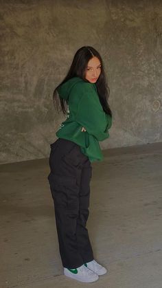 Cargo Type Pants, Cute Outfits W Cargo Pants, Outfits With Jersey Jackets, School Outfits Highschool Cargo Pants, Fall Outfits Tomboy Casual, Hunter Green Hoodie Outfit, Streetwear Fashion Black Cargo Pants, Cargos And Sweatshirt, Black Cargos And Hoodie Outfit