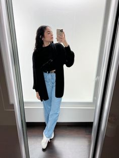 Look jeans e preto, look tricot preto, look cardigan preto, look faculdade, look dia a dia, look com tenis, look pantalona, look confortavel, aerolook Black Sweater And Jeans, Look Cardigan, Sweater And Jeans, Looks Jeans, Jeans Look, Maxi Cardigan, Top Cropped, Sweaters And Jeans, Black Sweater