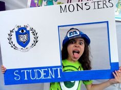 Festa Universidade Monstros – mzdecoracoes.com.br Monsters Inc Party, Monster University Birthday, Monster University Party, Monsters Inc University, Anniversaire Diy, Monster Inc