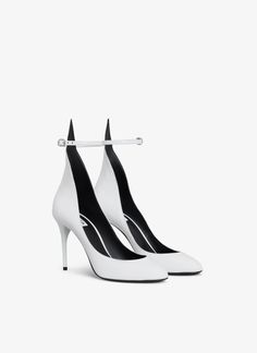 White Patent Leather Slingback Pumps For Evening, White Court Shoes With Contrasting Heel For Evening, Evening White Patent Leather Court Shoes, Crazy Horse Paris, Best Corset, Paris Summer, Corset Belt, Airport Fashion, Airport Style