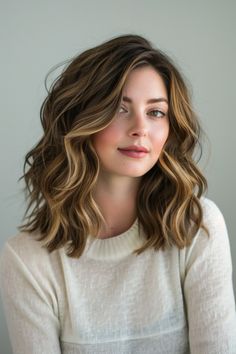 A deep side part is a simple yet effective way to change up your look if you have thick, wavy hair. Parting your hair deeply to one side can add volume and dimension, giving your waves a new level of sophistication. Medium Thick Wavy Haircut, Hairstyles With Natural Wavy Hair, Lob Hairstyle Side Part, Fall Hair Side Part, Medium Wavy Hair Side Part, Wavy Lob Hairstyles Mid Length, Smooth Waves Hair, Shoulder Length Hair Round Face Wavy, Curly One Length Haircut