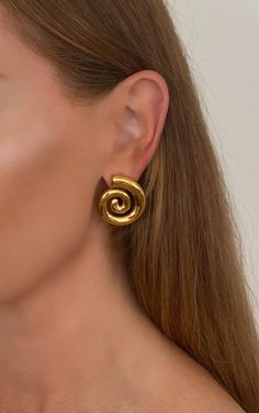 These spiral gold statement earrings are the perfect addition to any outfit. Made from 18k gold plated material, these trendy earrings are not only versatile but also waterproof, tarnish free, and hypoallergenic, making them suitable for any occasion from a day at the beach to a romantic date. Upgrade your earring game with these popular and must-have earrings. Summer, Winter, Evergreen, Style - Glam, Party, Going Out, Metallic Gold Statement Jewelry, Gold Minimalist Jewelry, Jewelry Product Shots, Shiny Jewelry, Gold Girl, Romantic Date, Gold Statement Earrings, Dope Jewelry, Spiral Earrings