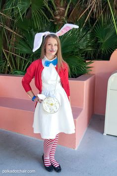 No Sew Alice in Wonderland costume ideas. Mad Hatter Costume, Playing Card Costume, Cheshire Cat Costume and White Rabbit Costume. White Rabbit Costume Women, Alice In Wonderland Inspired Outfits, Alice In Wonderland Disneybound, Alice In Wonderland Outfit, Alice In Wonderland Rabbit, White Rabbit Alice In Wonderland, Alice Bag