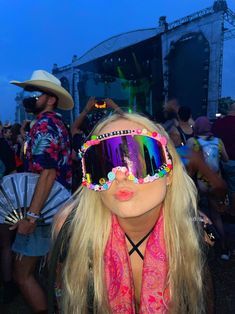 20 Festival Best Outfit Ideas 2023: The Ultimate Guide. - Fashion Tips Tricks Festival Outfits Bandana, Red Rocks Rave Outfit, Kandi Sunglasses, Rave Totem Ideas, Kandi Goggles, Rave Theme Outfits, Rave Poses, Couple Rave Outfits, Comfy Rave Outfit