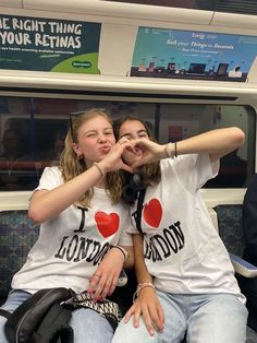 I Love London Shirt Aesthetic, England Trip Aesthetic, Friends In London Aesthetic, London Best Friends, London With Best Friend, London With Friends Aesthetic, London Aesthetic Friends, Studying In London, London Friends Aesthetic