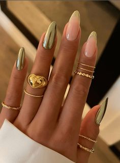 Browse the most gorgeous chrome nails, glazed donut nails & nude glazed nails for your next big event. Glazed nails are perfect for a wedding or prom nail look! Milky Nails, Nagellack Trends, Chrome Nails Designs, November Nails, Smink Inspiration, Summery Nails, Work Nails, Makijaż Smokey Eye, Metallic Nails