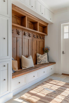 40+ Stylish Drop Zone Inspiration for Your Entryway Vstupná Hala, Mud Room Entry, White Rooms, Wooden Bench