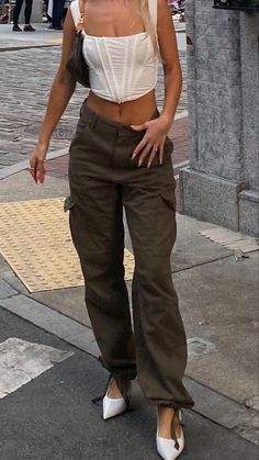 Pants Types, Bottega Green, Parachute Pants Outfit, Artist Aesthetic, Trends 2023, Concert Fits, Pants Outfits, Looks Street Style, Fly Girl