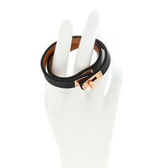 This is an authentic HERMES Swift Mini Kelly Double Tour Bracelet size T1 in Black. This black leather bracelet in swift calfskin wraps around the wrist twice and secures with rose gold plated Kelly turn lock. Kelly Double Tour Bracelet, Mini Kelly, Dior Jewelry, Black Leather Bracelet, Oversized Bag, Versace Bags, Wallet Fashion, Hobo Handbags, Luxury Accessories