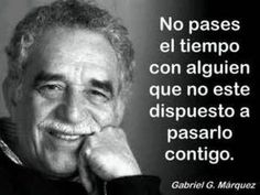 an image of a man with a smile on his face and the words'no passes el tiempo con alguin que no est