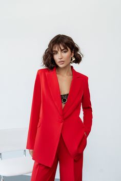 Fabric: Crepe Viscose 50%, Polyester 40%, Elastane 10% Included: Blazer and pants Peak lapel Single-breasted (1 button blazer) High-rise pants Wide leg pants Oversized suit Oversized Suit, Peak Lapel, High Rise Pants, Pants Wide Leg, Blazer Buttons, Trendy Accessories, Formal Occasion, Single Breasted, Leg Pants