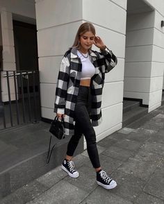 Black And White Converse Outfit, White Converse Outfits, Outfit Informal, Outing Outfit, Flannel Outfits, Looks Country, Outfit Mujer