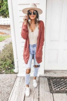 WEAR FEDORA HAT WITH JEANS Wide Brim Hat Outfit, Brim Hat Outfit, Light Jeans Outfit, Fedora Outfit, Fedora Hat Outfits, Cute Outfits With Leggings, Jeans Outfit Fall, Mom Jeans Outfit, Hat Outfit