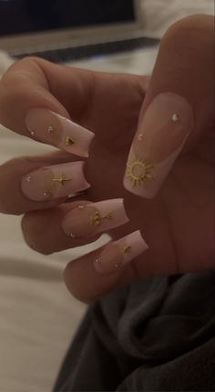 Back To College Nails, Nails With Flower Charms, Streetwear Nails, Cute Square Nails, College Nails, Hippie Nails, Simple Acrylic Nails, Glow Nails, Soft Nails