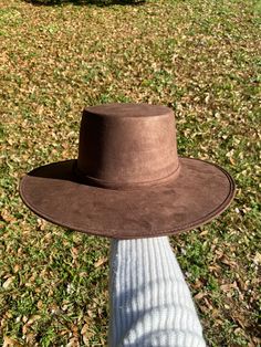 -Made in Guanajuato, Mexico -One size fits most -Stretch band to fit sizes S-L -Manmade -Shipped from Florida -15 in. L -14 in. W -6 in. H -Material felt -4 in. H Crown White Baseball Hat, Vintage Style Hat, Crochet Winter Hats, Pork Pie Hat, Straw Fedora, Running Hats, Boater Hat, Turquoise Leather, Stretch Bands