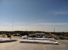 there are many mattresses on the roof of this building that is being built for construction