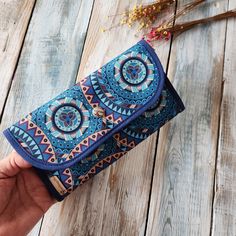 The Mallorca wallet is the perfect complement to organize your life. With 8 card slots, 2 zipper pockets, 1 transparent pocket for quick identification and ample space for bills. Do not miss yours! For you or, rather, to give as a gift 😉 Fabric Wallet, Clip Wallet, Wallet Gifts, Organize Your Life, Money Clip Wallet, Clutch Wallet, Gift For Women, Mom Gift, Money Clip