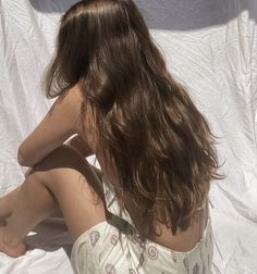 Betty Aesthetic, Aesthetic Cardigan, Pelo Cafe, Folklore Aesthetic, Brunette Aesthetic, Brown Wavy Hair, Shatter Me, Girl With Brown Hair, Long Brown Hair