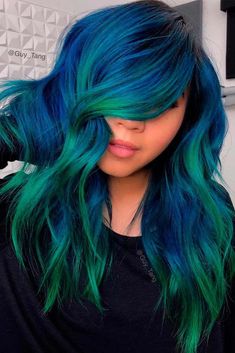 Green hair is one of the latest fashion trends that you will instantly want to copy. Find out how to get it and what options you have in our guide. Green Balayage, Green Hair Ideas, Blue And Green Hair, Goals Board, Best Ombre Hair, Blue Green Hair