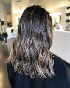 This blog is dedicated to hairstyles, makeup, and beauty. Aesthetic Balayage, Balayage Honey, Honey Ideas, Baylage Hair, Brown Hair Inspiration, Womenswear Shoes, Brunette Balayage Hair, Medium Blonde, Brown Hair Balayage