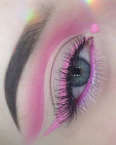 Pink Heart Eye Makeup, Heart Makeup Ideas, Barbie Themed Makeup, Pink And Black Eyeliner, Pink And Black Makeup Looks, Cosmo Brownies, Txt Makeup, Valentines Day Eye Makeup, Pink Eyeliner Looks