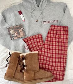 Taylor Swift Merch T Shirt, Taylor Swift Red Sweatshirt, I Heart Ts Outfit, Taylor Swift Clothes Aesthetic, Cute Taylor Swift Merch, Taylor Swift Merch Outfit Ideas, Aesthetic Eras Tour Outfits, Eras Tour Outfit Winter, Eras Movie Outfit Ideas