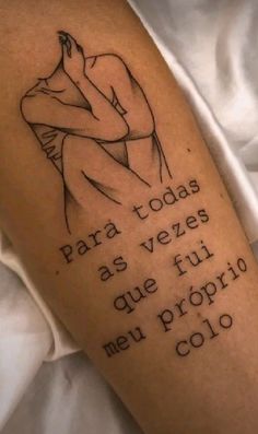 a person with a tattoo on their arm that reads, para todas pass veres que tus new proprio colo