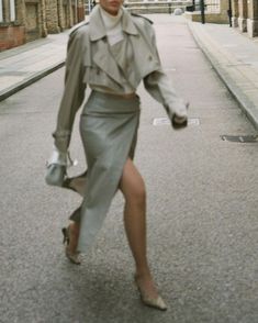 Ivona Zupet Short Trench Coat Outfit, Outfit Long Skirt, Ivona Zupet, Leather Wrap Skirt, Long Skirt Outfit, Coat Details, Outfit Old Money, Short Trench Coat, Trench Coat Outfit