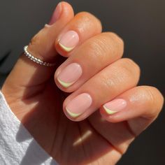 𝐓𝐇𝐄 𝐍𝐀𝐈𝐋 𝐑𝐎𝐎𝐌 𝐌𝐀𝐍𝐂𝐇𝐄𝐒𝐓𝐄𝐑 (@thenailroommanchester) added a photo to their Instagram account: “𝐒𝐈𝐌𝐏𝐋𝐈𝐂𝐈𝐓𝐘 💛 @the_gelbottle_inc Elderflower side tips @officialnavyprotools prep…” Short Square Gel Polish Nails, Shellac On Short Nails, Short Nail Shellac Ideas, Short Shellac Nails, Short Square Manicure, Short Gel Nails, Square Nail Designs, Short Square Nails, Minimal Nails