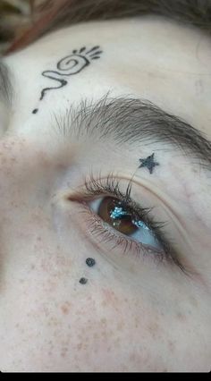 Eyeliner Drawings On Face, Cute Light Makeup, Hippie Eyeliner, Third Eye Makeup, Hippie Makeup Looks, Spiritual Makeup, Spiral Makeup, Makeup Hippie, Dot Makeup