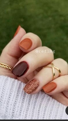 Black nails with gold touches create an elegant, bold look! 🌌 Perfect for evening plans. 💖 Save now! Acrylics For Pale Skin, Thanksgiving Nails Fall Sns, November Nails Natural, Fall Inspired Dip Powder Nails, No Chip Manicure Ideas Fall, Short Nails Ideas Autumn Square, Short Fall Nails 2023 Matte, Nail Colors Thanksgiving, Square October Nails