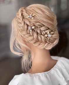 Woman with gorgeous halo braids. Looking for cozy and stylish winter hairstyle ideas? Check out these 15 gorgeous hairstyles perfect for the cold season! From chic braids to effortless buns, these winter hairstyles will keep you looking fresh, warm, and on-trend all season long. Perfect for everyday wear or holiday parties! 🌨❄ #WinterHairstyles #HairInspiration #WinterBeautyTips #Braids #CozyLooks Mob Hair, Gold Hair Pins, Messy Hair Updo, Bridesmaid Hair Pins, Gold Hair Vine, Updo Wedding, Romantic Updo, Romantic Wedding Hair, Gold Hair Pin