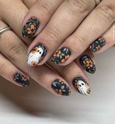 Black Background Nails, Autumn Nails Cute, Ghost Floral Nails, Mabon Nails, Marigold Nail Art, Funky Autumn Nails, Detailed Halloween Nails, Floral Ghost Nails, Fancy Fall Nails