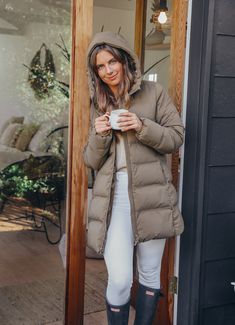 Taupe Puffer Jacket Outfit, Tan Puffer Jacket Outfit, Beige Puffer Jacket Outfit, Tan Puffer Jacket, Beige Puffer Jacket, Cream Cashmere Sweater, Muted Autumn, Puffer Outfit, Beige Puffer