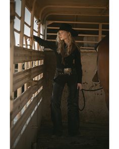 Western Winter Outfits Women, Classy Cowgirl Outfits, Western Winter Outfits, Western Photo Shoots, Classy Cowgirl, Western Top, Black Cowgirl, Rodeo Outfits, Country Wear