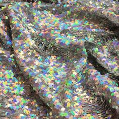 Esta fabulosa tela de lentejuelas en color plateado tornasol es ideal para confeccionar vestidos, accesorios, y otras prendas de vestir para ocasiones especiales.Medida de Ancho: Aprox. 60 pulgadas Spring Disco Sequin Fabric With Glitter, Spring Disco Glitter Sequin Fabric, Metallic Glitter Sequin Fabric For Spring, Spring Metallic Glitter Sequin Fabric, Silver Glitter Sequin Fabric For Party, Silver Glitter Sequin Fabric For Party Season, Metallic Shimmer Sequin Fabric For Summer, Glamorous Iridescent Sequin Fabric With Shimmer, Glamorous Iridescent Shimmer Sequin Fabric