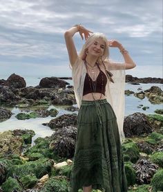 Ideas for indie hippie outfit Fashion style. Lastest and trending ideas for indie hippie outfits. Green Long Skirt, Fairy Grunge Outfit, Styl Grunge, Hippie Fits, Long Green Skirt, Printed Long Skirt