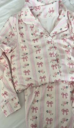 Cute Floral Print Sleepwear For Pajama Party, Feminine Floral Print Long Sleeve Sleepwear, Pink Pajamas Aesthetic, Coquette Pyjamas, Coquette Pjs, Cute Pjs Aesthetic, Coquette Pajamas, Pj Aesthetic, Vintage Pjs