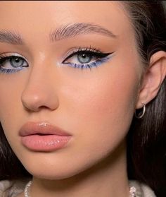 Makeup Looks For Dusty Blue Dress, Edgy Eye Makeup Looks, Blue Bottom Liner Makeup, Rinestine Eye Makeup, Negative Space Eyeliner, Color Under Eye Make Up, Make Up Yeux Bleus, Pop Of Colour Eye Makeup, Simple Black Makeup Looks