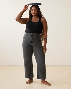 Finalmente, a pedido de vocês: a Calça Jeans Reta perfeita na versão Black!  Carinha de vintage no shape mais básico que existe. Calça jeans reta coringa com corte reto, clássico e democrático - valoriza as mais diversas silhuetas e combina com qualquer outra peça do seu armário.  Para se sentir confortável em si e usar por muitos anos.  Cós alto, dois bolsos frontais e um bolso relógio com rebites, além de dois bolsos traseiros. Triângulo bordado em ocre no bolso traseiro direito - nossa marca registrada.  Denim encorpado 100% algodão com 12 OZ. Produzido no Brasil em fábricas que investem e praticam processos sustentáveis em cada etapa.  O tecido pode apresentar nuances e marcações distintas da lavanderia.