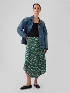 Crepe Handkerchief Hem Midi Skirt Green Floral Skirt Outfit, Parisian Summer Style, Floral Skirt Outfit, Midi Skirt Green, Floral Skirt Outfits, Green Floral Skirt, Parisian Summer, Best Winter Outfits, Midi Skirt Outfit